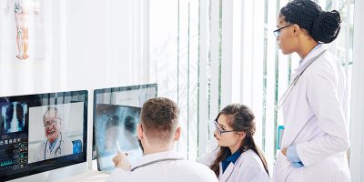 doctors-discusing-lungs-x-ray-BBPEUDD.jpg